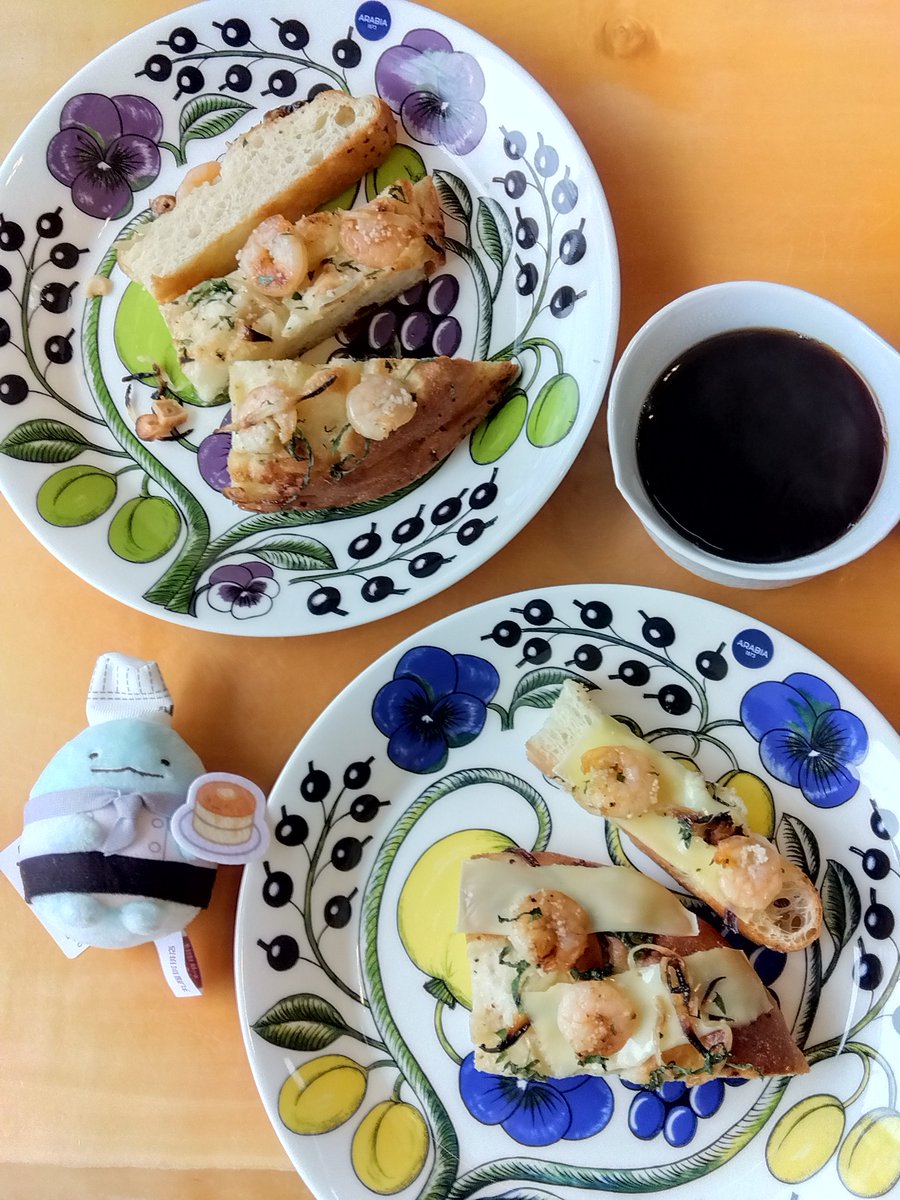 ガーリックシュリンプフォカッチャ🧄②
半分はもう食べちゃってて。😝💖
仕込み水多めでしっかりこねて、フワフワに焼き上がりました。😊

#木漏れ日のお茶会 #abcクッキング #abccooking #手作りパン #パン作り #おうちカフェ #coffee #珈琲 #おそ由松