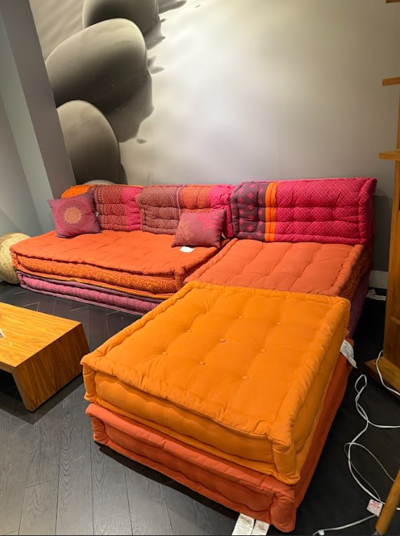 ray_doroga's tweet photo. look how colorful this couch is!! https://t.co/9XHsaEu9e0