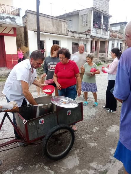 En medio de la crisis energética, la cooperación entre empresas, entidades, unidades gastronómicas, el sector no estatal y la unidad vecinal en Villa Clara ha permitido la venta de alimentos elaborados a precios económicos para las familias.
#VillaClaraConTodos