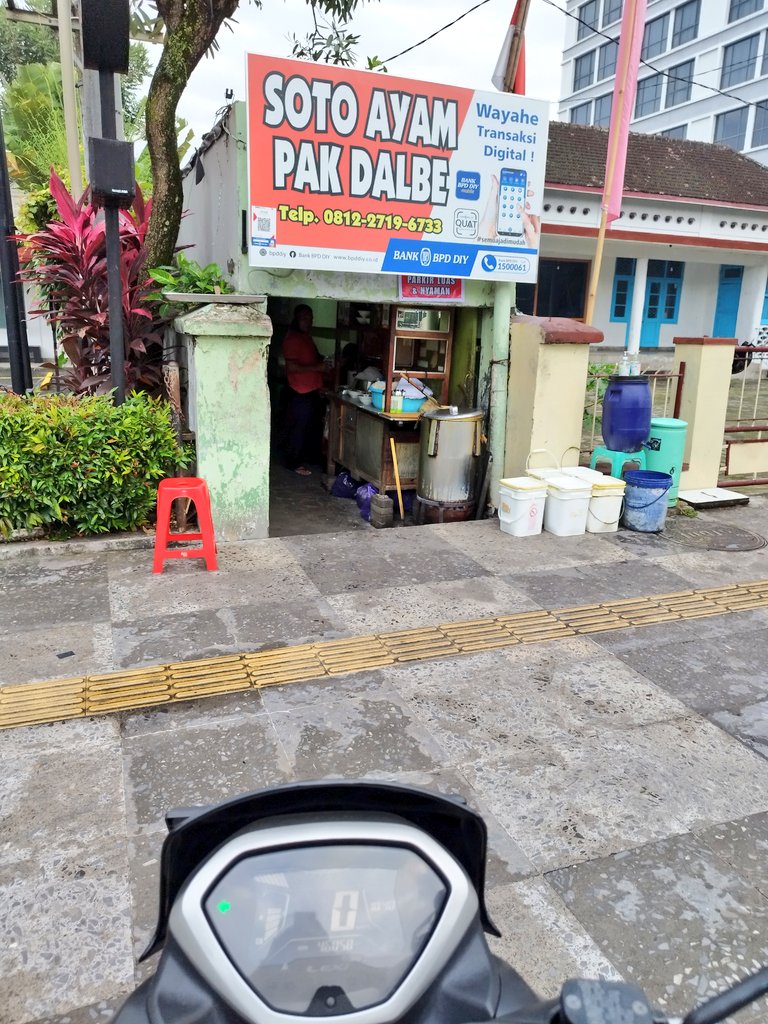 arieparikesit's tweet image. #KulinerMudik #Jogja

Soto yang lokasinya cukup unik, di ujung gang cuilik, makannya bisa di dalam gang itu, atau bangku-bangku kota sambil melihat lalu-lalang kendaraan. 

Soal citarasa cukup dipujikan,kuahnya gurih dengan tone kuning kunyit, ada sate-satean untuk pelengkap.