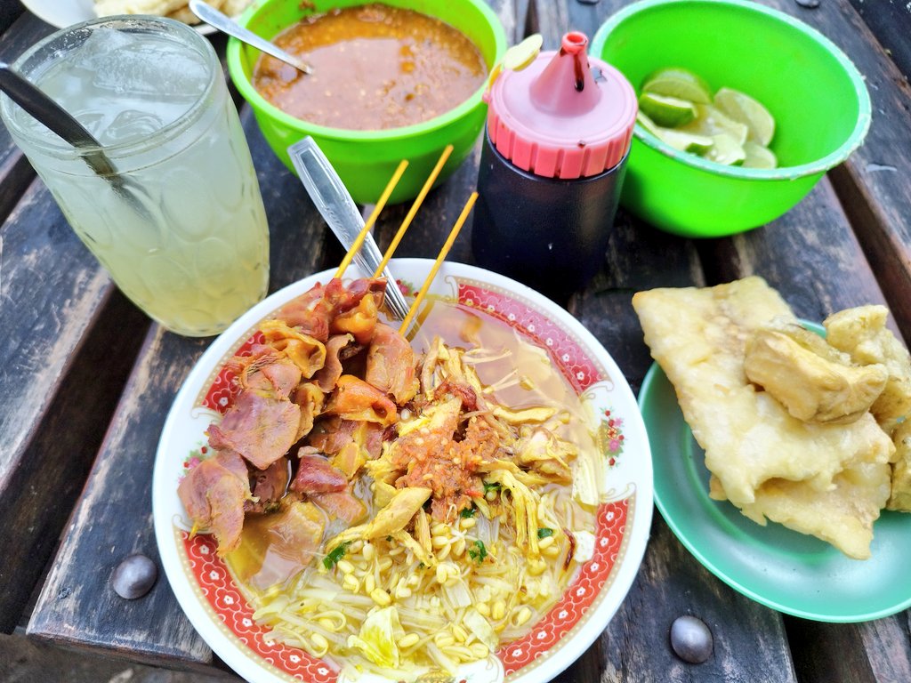 arieparikesit's tweet image. #KulinerMudik #Jogja

Soto yang lokasinya cukup unik, di ujung gang cuilik, makannya bisa di dalam gang itu, atau bangku-bangku kota sambil melihat lalu-lalang kendaraan. 

Soal citarasa cukup dipujikan,kuahnya gurih dengan tone kuning kunyit, ada sate-satean untuk pelengkap.