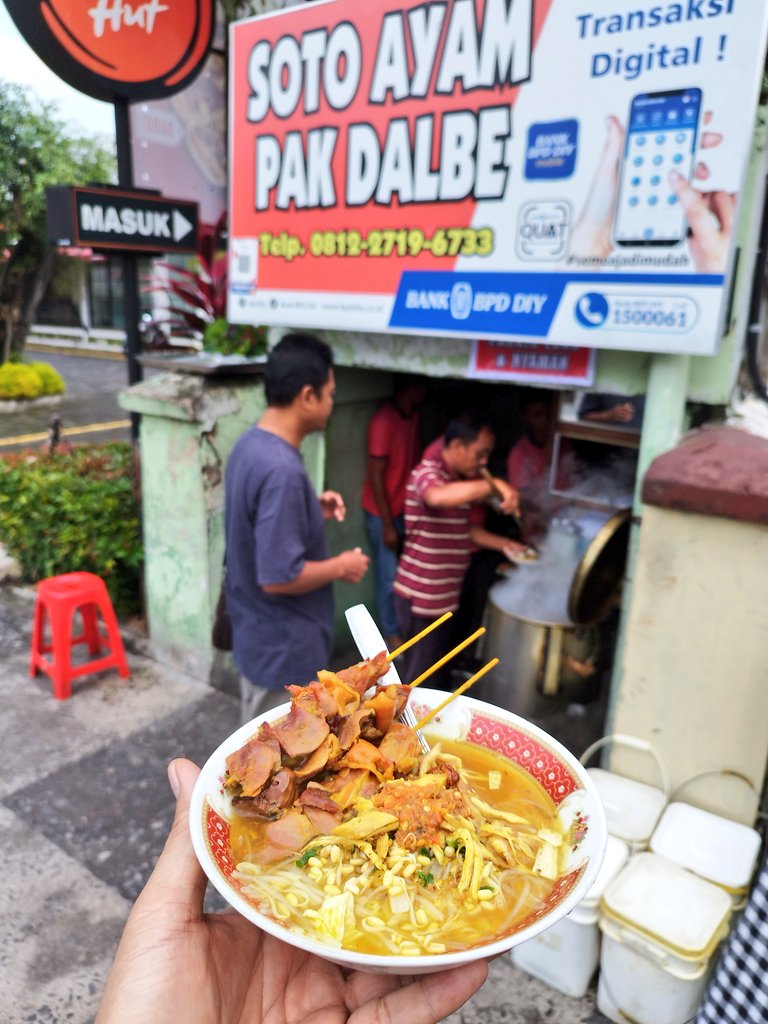 arieparikesit's tweet image. #KulinerMudik #Jogja

Soto yang lokasinya cukup unik, di ujung gang cuilik, makannya bisa di dalam gang itu, atau bangku-bangku kota sambil melihat lalu-lalang kendaraan. 

Soal citarasa cukup dipujikan,kuahnya gurih dengan tone kuning kunyit, ada sate-satean untuk pelengkap.