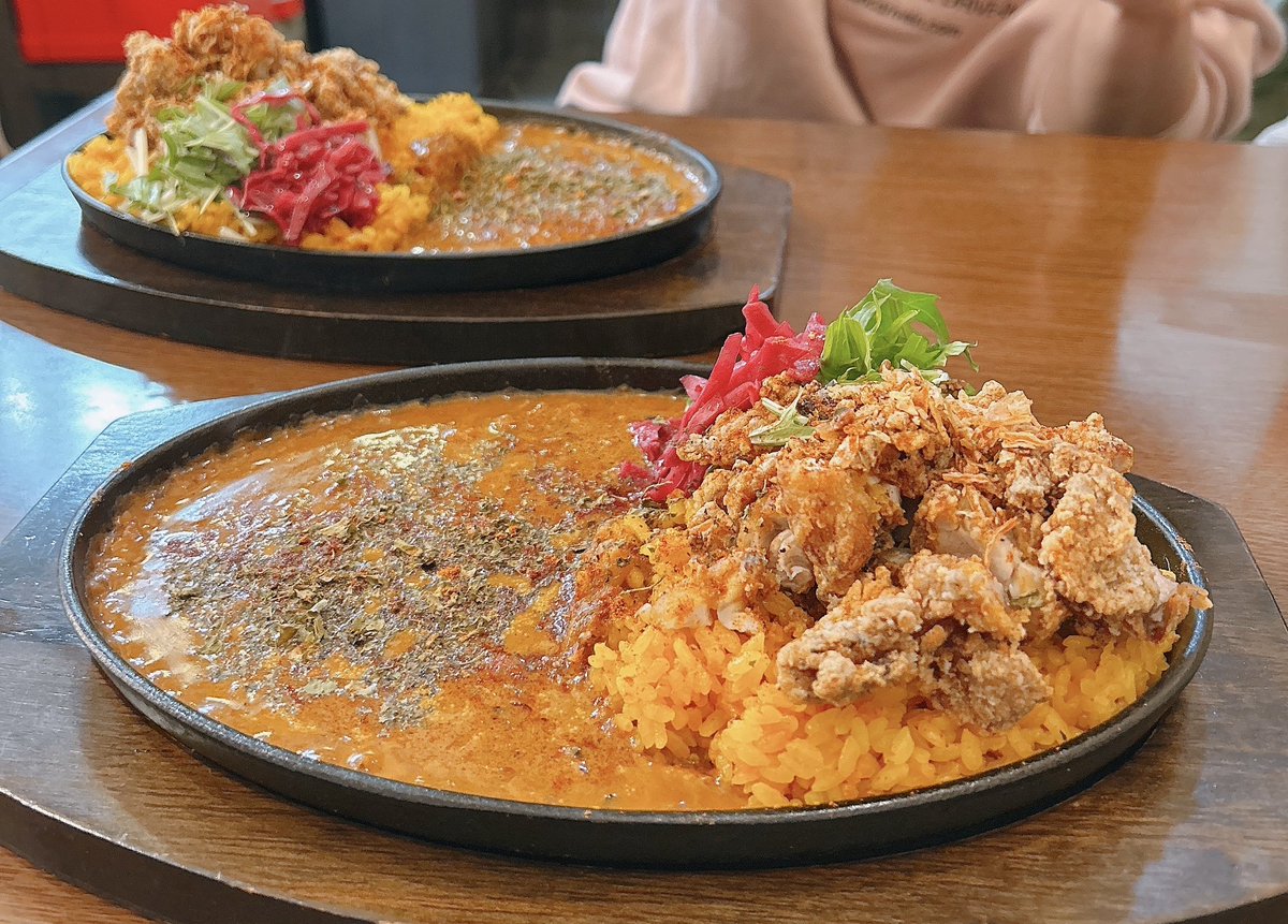 you_milktea's tweet photo. 夫婦共に好きで２回目行ってきたニコトカレーさん。
子供も一緒に行けるので有難いです🍛
カレーもからあげもめっちゃおいしい。 https://t.co/GLALK4V81s