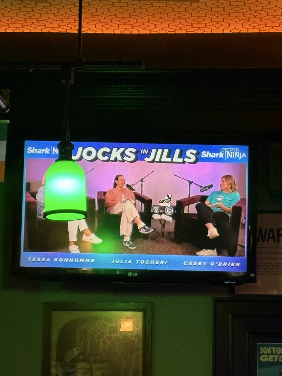 phoebe 🏒🤖🌲 tweet media