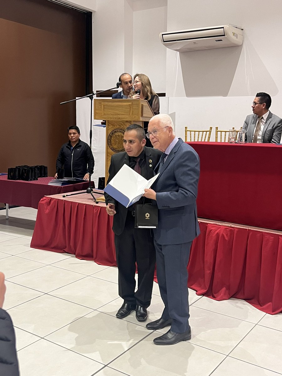 RClaure_nefro's tweet image. With deep pride, I congratulate my father on receiving the recognition as “Father of Internal Medicine,” awarded by @Bolivia_Medico Cochabamba in commemoration of Father’s Day. This honor reflects his career, commitment to medicine, and lifelong vocation of service. #FathersDay