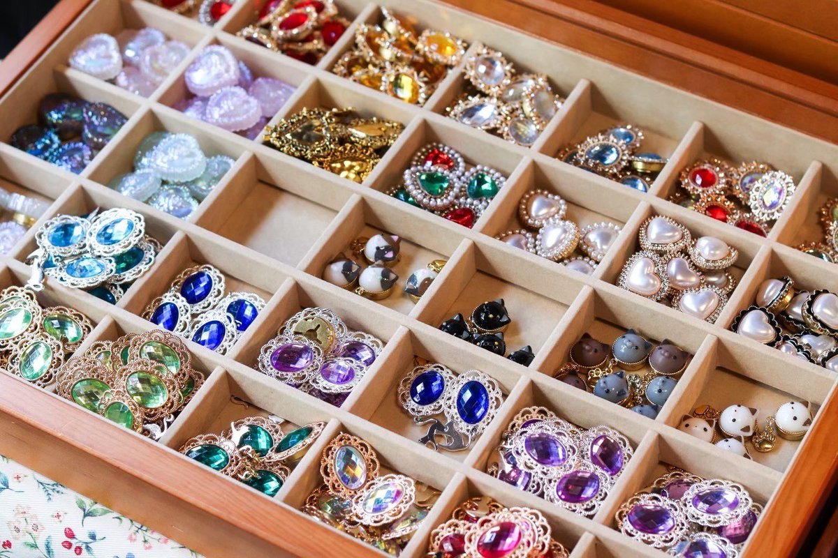 #ゴスロリマーケット
#GLM14
ブースNo.C17-20
カフェウリエル
ボタンに着けれるアクセサリー660円〜など✨

🚩4/5(日) ※5日のみ出店
14th Gothic and Lolita Market
会場：渋谷ヒカリエ 9FホールA
1部：11:30〜14:30
2部：15:00〜18:00
入場料：前売1200円/当日1500円
3/1〜前売券発売📣