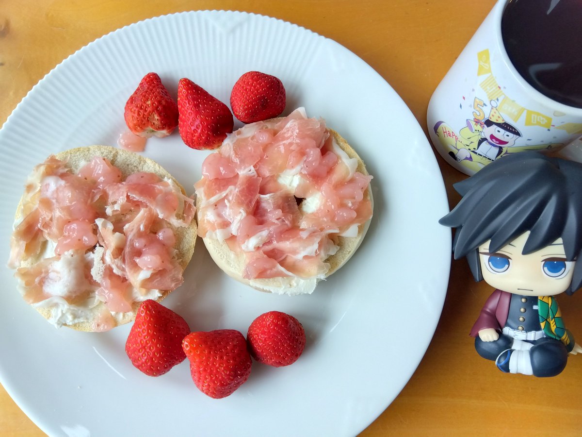#朝ごはん はトーストした #ベーグル にクリームチーズ、生ハム🥯
いちごを添えて🍓
コーヒーはスタバ☕️
#木漏れ日のお茶会  #おうちカフェ #おうちごはん #おうち時間 #おやつ #coffee #珈琲 #おそ由松