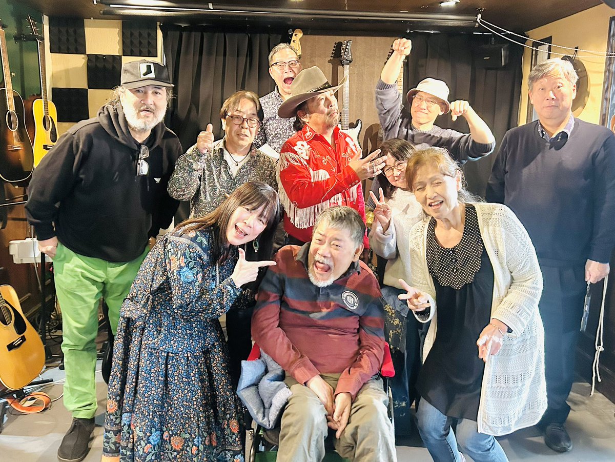 yokof2's tweet photo. 第23回大人の音楽発表会でした✨
今回は、いつもよりエントリー少なめの7組✨

その中で、ベースの宇野ちゃんとエントリー女子の、びっくりドッキリな運命の再会があり❤️
（全く深い仲ではないが）

胸がときめきました...|•,,)♡┣¨ｷ♡┣¨ｷ ￼￼￼

次回‼️7月26日(日)
お待ています✨
￼

￼ https://t.co/jqIaVEVhxw