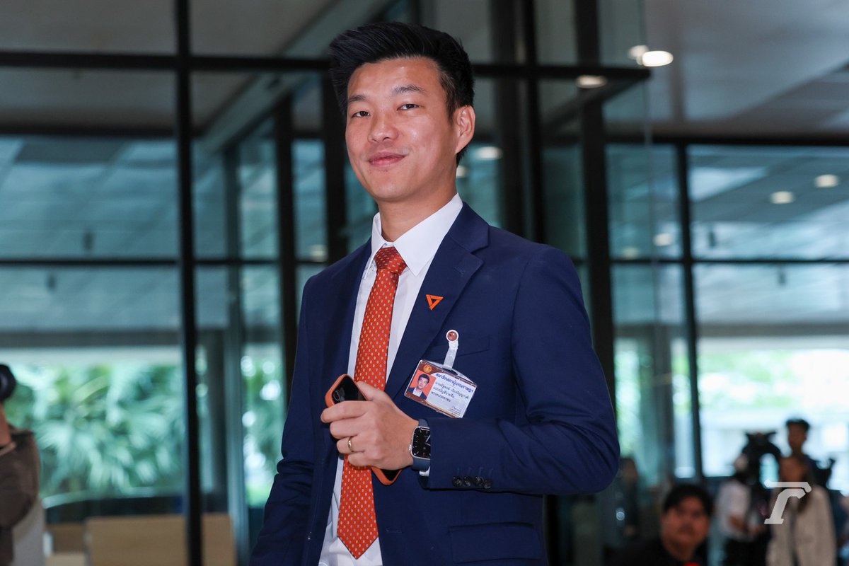Thairath_News's tweet photo. จับตาโหวตเลือกนายกฯ คนที่ 33

บรรยากาศที่อาคารรัฐสภาเช้าวันนี้ (19 มี.ค.) คึกคักตั้งแต่เวลา 08.00 น. เมื่อสมาชิกสภาผู้แทนราษฎร (สส.) จากหลายพรรคการเมืองทยอยเดินทางเข้าร่วมประชุมสภาผู้แทนราษฎร เตรียมโหวตเลือก “นายกรัฐมนตรีคนที่ 33” ท่ามกลางสายตาจับจ้องจากทั้งสื่อและประชาชนทั่วประเทศ

ภาพ : ศรันย์ พงษ์สวัสดิ์

#ThairathPhoto #ไทยรัฐออนไลน์ #Thairath