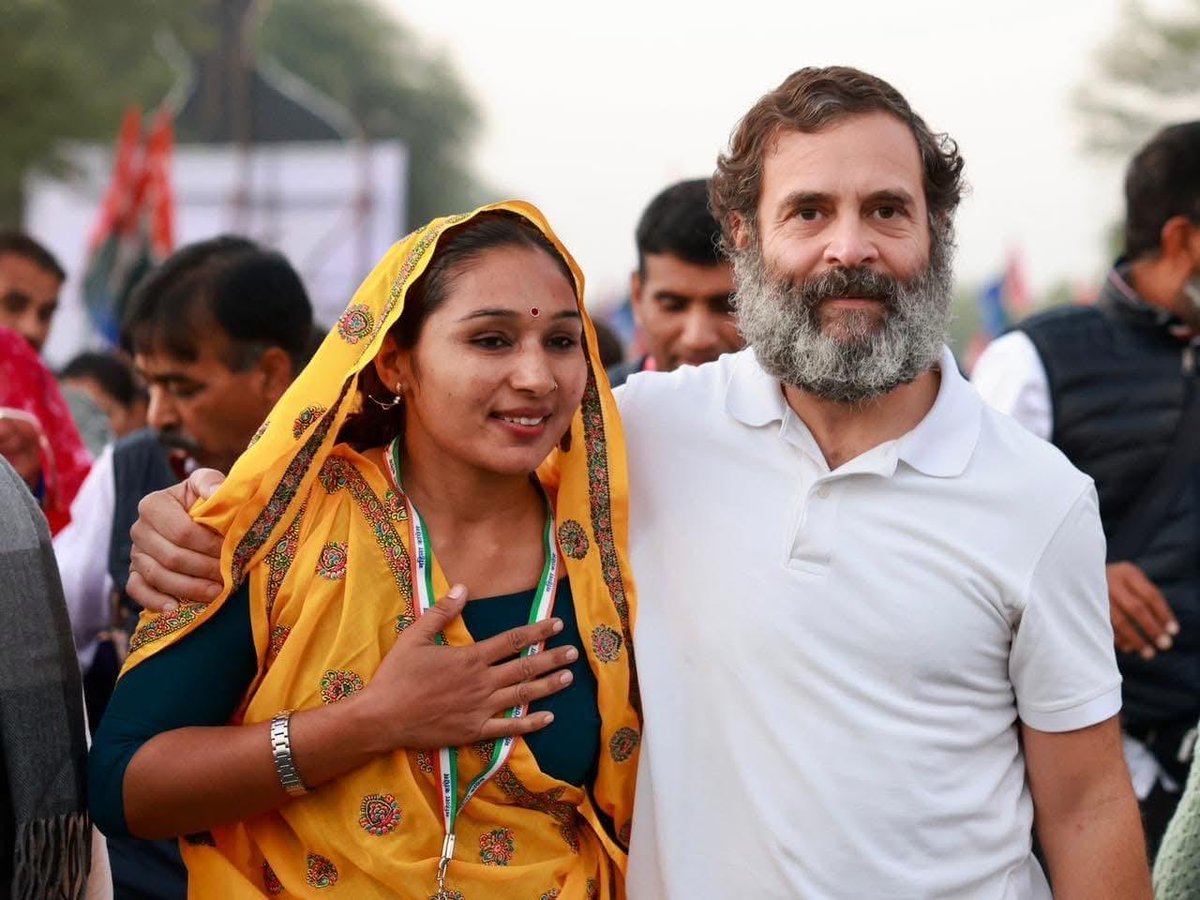 Rachana_samleti's tweet image. मैडम @KanganaTeam,
लगता है आपका दिमागी संतुलन बिगड़ चुका है, जाकर अपना इलाज करवाइये।

जिस व्यक्तित्व पर आप यह बेहूदा टिप्पणी रही हैं,वह आप जैसी निर्लज्जों और नशेंडियो को छोड़कर इस देश की करोड़ो महिलाओं के रॉल मॉडल है।

श्री @RahulGandhi जी एक ऐसा व्यक्तित्व हैं जो सहजता और सरलता