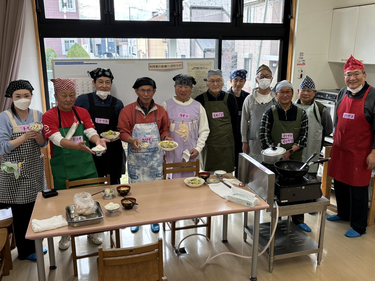 7tsuzuka_farms's tweet photo. 日野市
男の超初心者🔰料理教室

・手作り焼売
・ほうれん草の白和え
・卵スープ
・ごはん

巷でブームの焼売にチャレンジ。皮に包む姿は真剣。フライパンにキャベツを敷きその上に乗せて加熱すると蒸し器がなくても大丈夫🤗　旬のほうれん草で白和え、卵スープでバランス良いメニューが完成です。 https://t.co/jSdioc10au