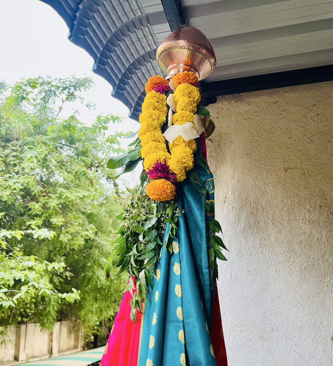 सर्वांना गुढी पाडवा आणि नवीन वर्षाच्या हार्दिक शुभेच्छा 🚩🚩 

नवीन वर्ष सर्वांना सुख, समृद्धी आणि  निरोगी जावे याच सदिच्छा 🚩🚩