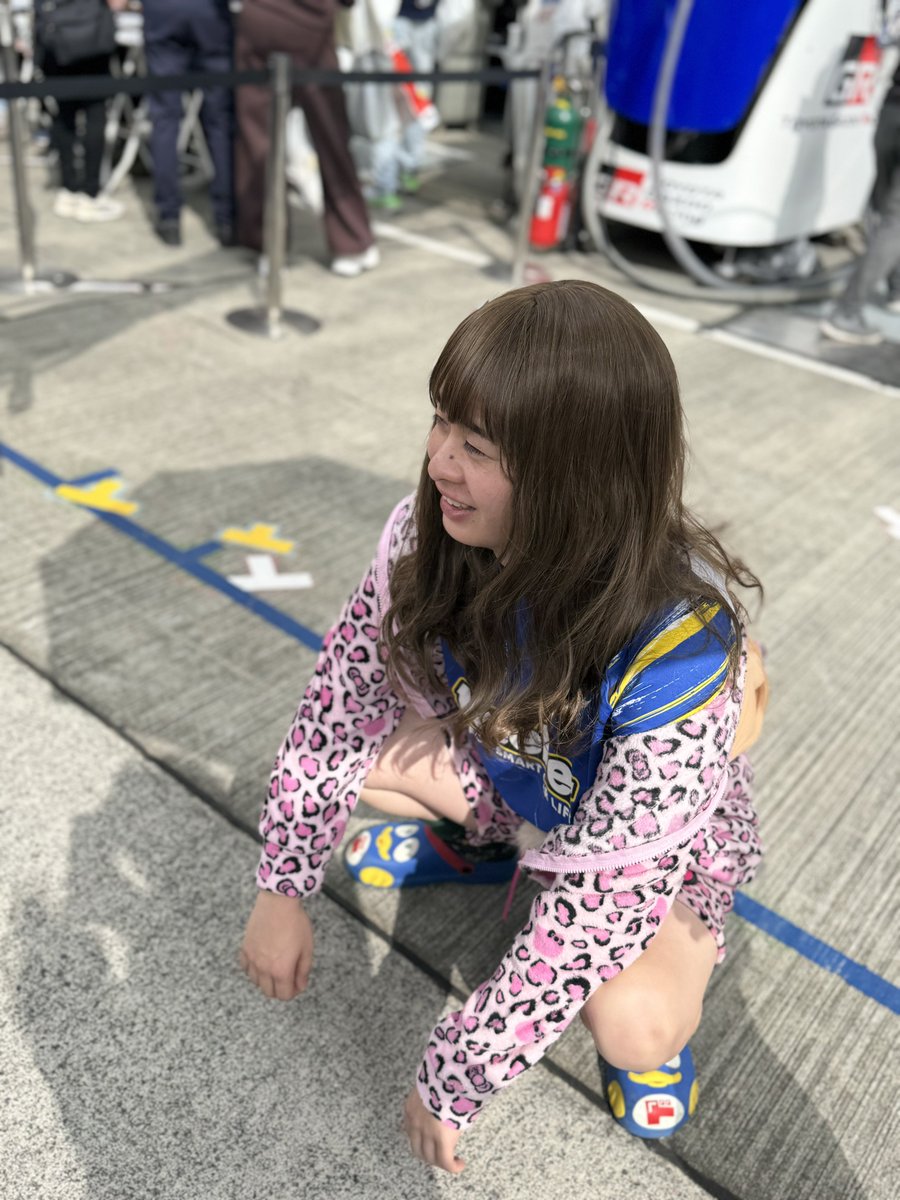 38cerumo's tweet photo. 今日は #ウィッグの日

レーシングチームでウィッグ？🤔
と思った方へ。

います。都史子が🤣

#CERUMO
#神出鬼没
#今年も会えるかな https://t.co/CpGxWjS70f