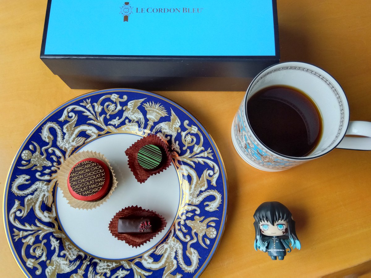 #おやつ は #チョコレート。
美味しいチョコはシアワセナキモチにさせてくれる。
コーヒーといただきます。☕️🍫☺️

#木漏れ日のお茶会　#おうちカフェ　#おうち時間 
#珈琲　#coffee　#おそ由松