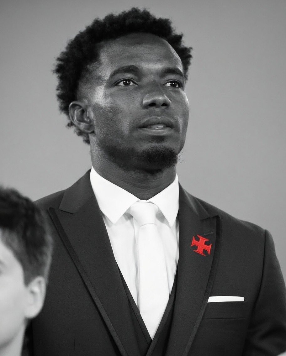 udreyke's tweet photo. foi pra cima do neymar, por nós.
veste a camisa do vasco, por nós.
assume a responsa, por nós.
da a vida em campo, por nós.
nunca deixou de exaltar “nós”

craque de bola, capitão do vasco, merece muito o respeito da torcida.

eu te amo! https://t.co/WEwIU9rl0r