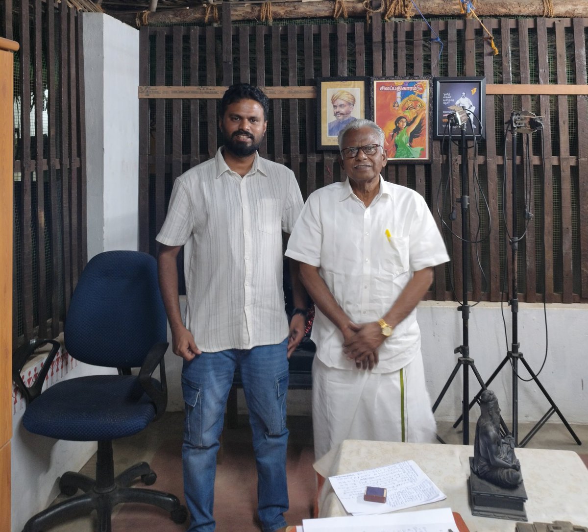 தமிழ் தேசியப் பேரியக்க தலைவர் தோழர் மணியரசன் அவர்களை சந்தித்து நாவாய் திரைப்படத்தின் சில காட்சிகளை காண்பித்தேன்... 

கப்பலோட்டிய தமிழர் வ.உ.சியின் சிந்தனைகள் குறித்து நிறைய உரையாடினோம்... 

தாய்த்தமிழ் வலையொளியில் வெளிவந்துள்ள நாவாய் திரைப்படத்தின் உருவாக்கம் பற்றியும் நிறைய