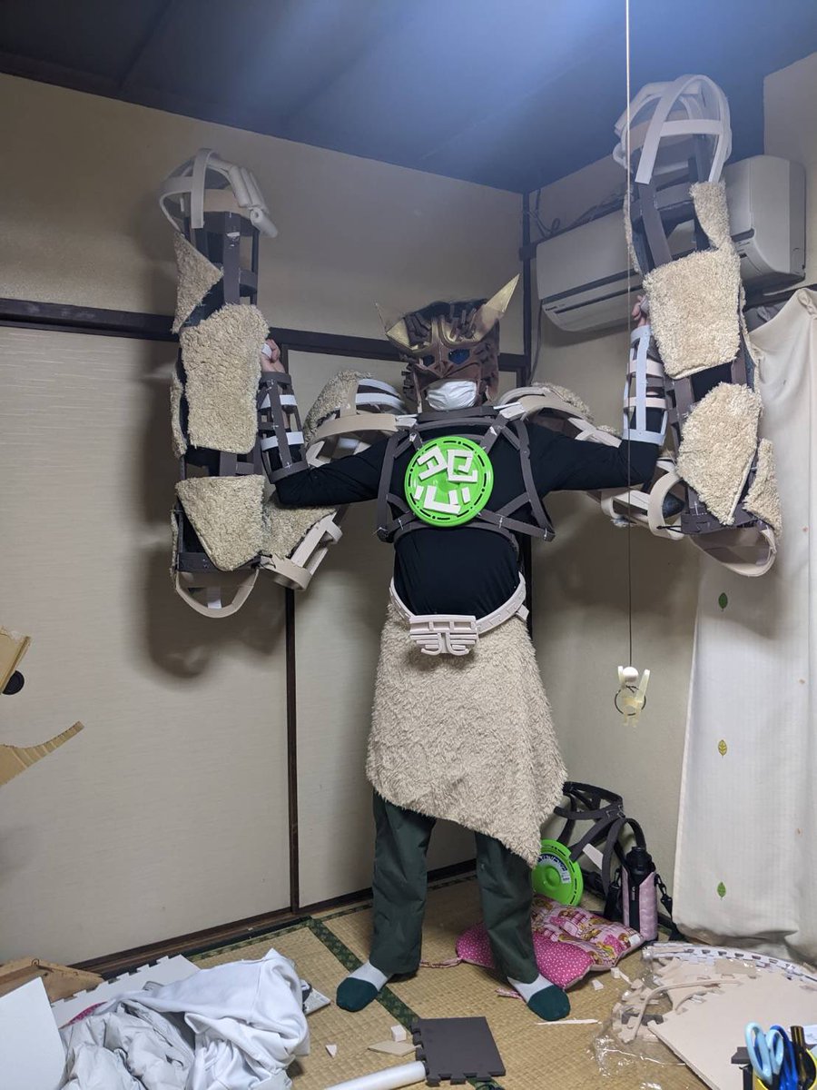 怪人の拳をより立体的にグレードアップしました！

腰巻きの作成や肩パーツの接続も行い、よりアーマーとのシンクロ率を上げています！

ついに夢の中でも振り回して稽古するほど…

土日の広い稽古場で使うのが楽しみです！！

#転機ファントリ