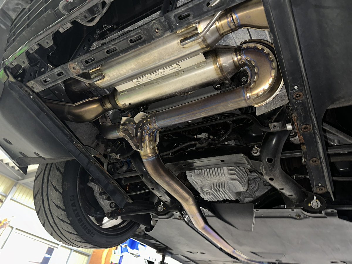 skylinejapan_44's tweet image. わたくしの35、TrackPackってモデルなんやけど

TrackPack専用チタンマフラー、チタンのフィンついててめちゃくちゃキモい(褒めてる)

初めてリフトあげてこれ見た時めっちゃびっくりした😂

スペックVとかニスモのチタンマフラーも一緒かな？？

マフラーだけで新車のアルト買える...😵‍💫

#GTR
#R35