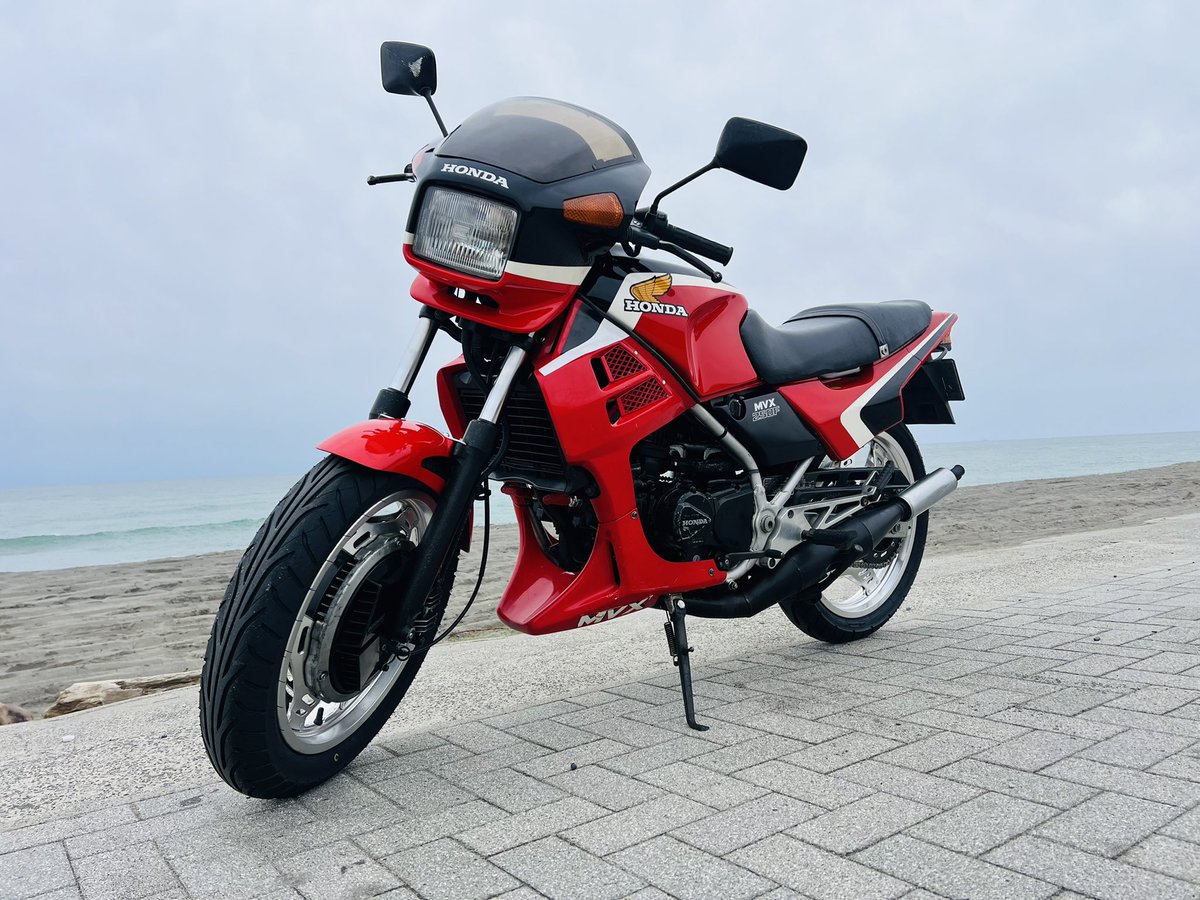 2t_project's tweet image. 【超絶大セールのお知らせ】
この度こちらのMVXを格安で販売したいとおまいます。大幅値下げを予定してます。
理由は当店は非常に狭く、
他の車両整備したくてもできないのが現状😢
1ヵ月以内に購入できる方には大セール価格します🙇🏽‍♂️
現車確認も可。ぜひ一度ご連絡お願いいたします🙏
#MVX250F #2スト