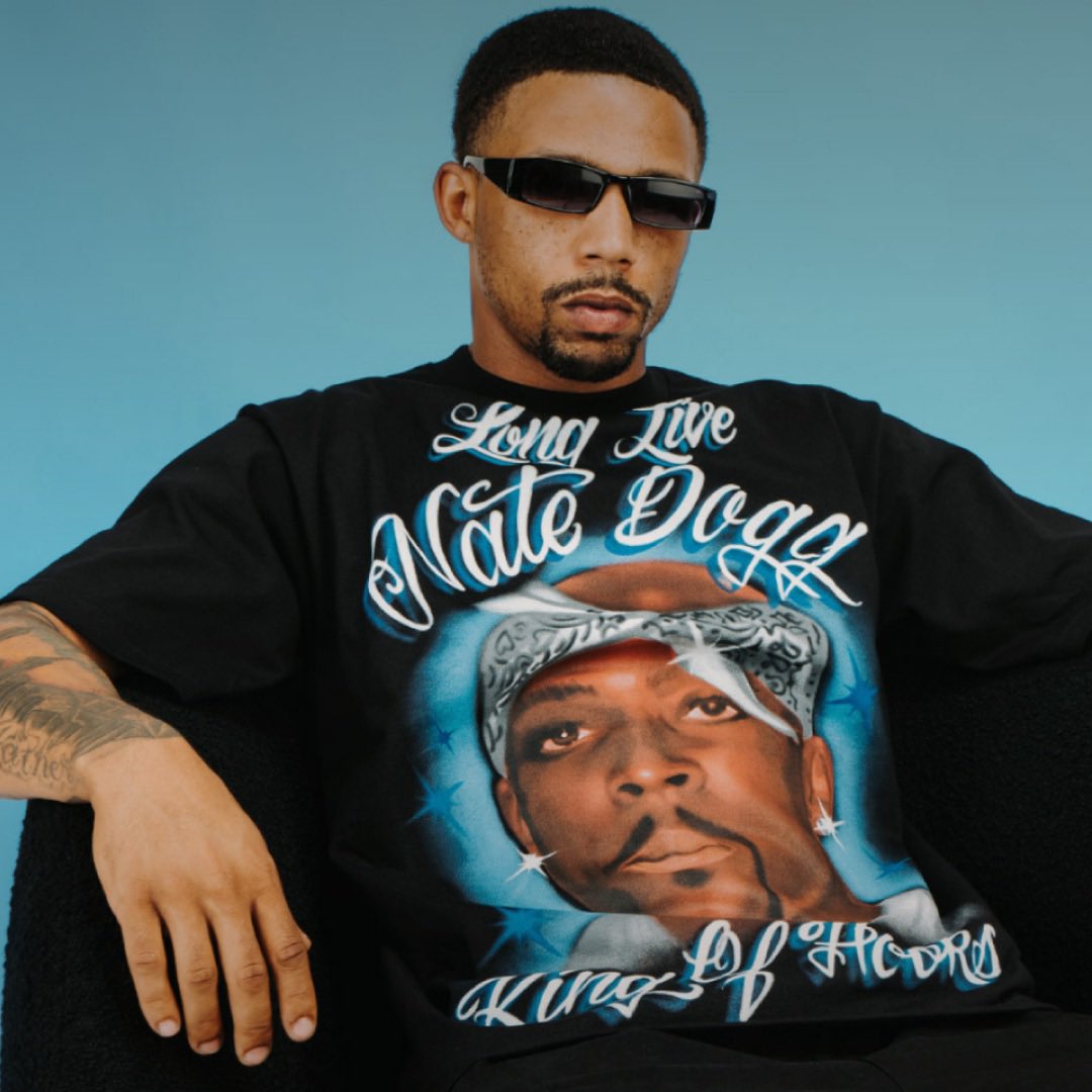 QR_1989's tweet image. 🔥NEW ARRIVAL🔥
⬇️WEB STORE⬇️
criminal.ocnk.net/product/2007
【PRO CLUB】2026最新作😎
今なお語り継がれるG-FUNK界のレジェンドNate DoggとのS/S TEEが新入荷👍

【Nate Dogg Collab S/S Tee】
SIZE / M - 2XL
MATERIAL / COTTON 100%
PRICE / 9,900 YEN (TAX IN)

#proclub #NateDogg #クリミナル