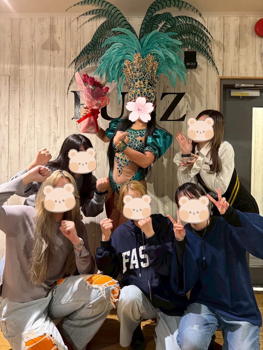 【🎓ご卒業おめでとうございます💐】
こんにちは！学芸ラテンアメリカ研究会です🇧🇷

本日は卒業式ですね！
ご卒業される先輩方、おめでとうございます😭

ラテ研の方でも先日追いコンを行いました！
来年度は新4年一人,3年三人,2年一人の五人でお迎えします🌸是非一緒にサンバしましょう！
#春から学芸