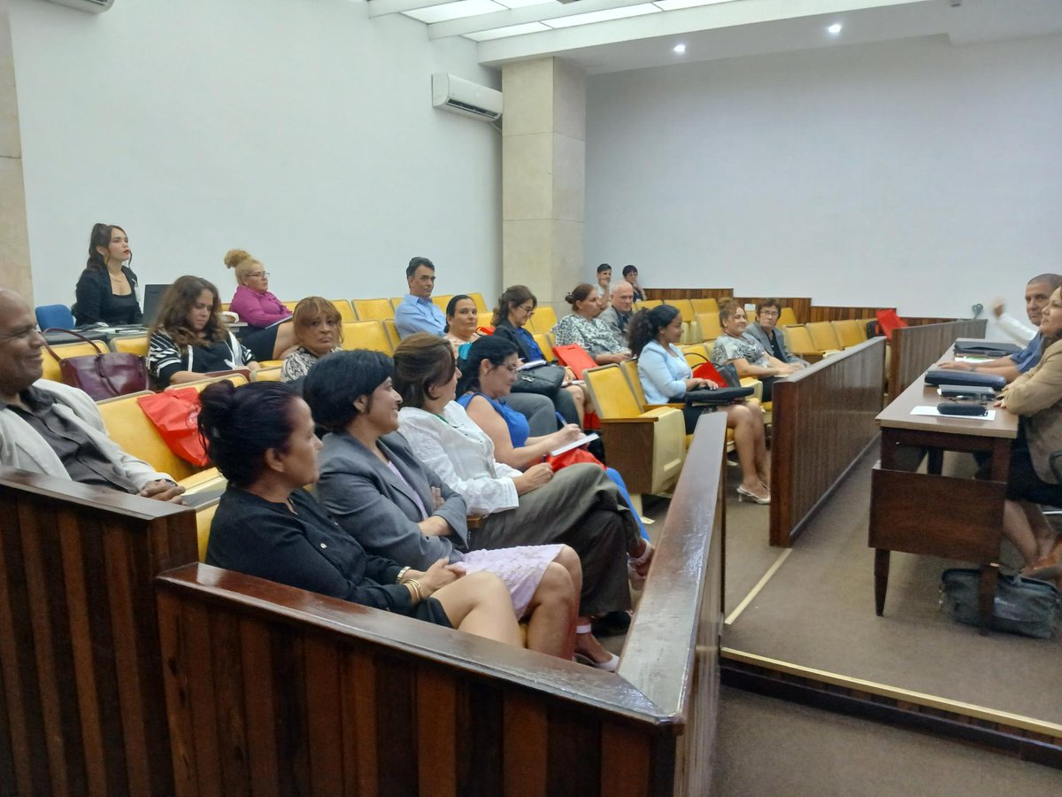 Hoy excelente encuentro con directores jurídicos de varias OSDE. Intercambiamos sobre el control de las normas jurídicas y su correcta implementación. #CubaEstáFirme <a href="/Minjus_Cuba/">Ministerio de Justicia de la República de Cuba</a> <a href="/MMarreroCruz/">Manuel Marrero Cruz</a> <a href="/Yalietpr/">Yaliet Peña Rodríguez</a> <a href="/VicentedelaO2/">Vicente de la O Levy</a> <a href="/Cubapetroleo1/">CUPET</a>