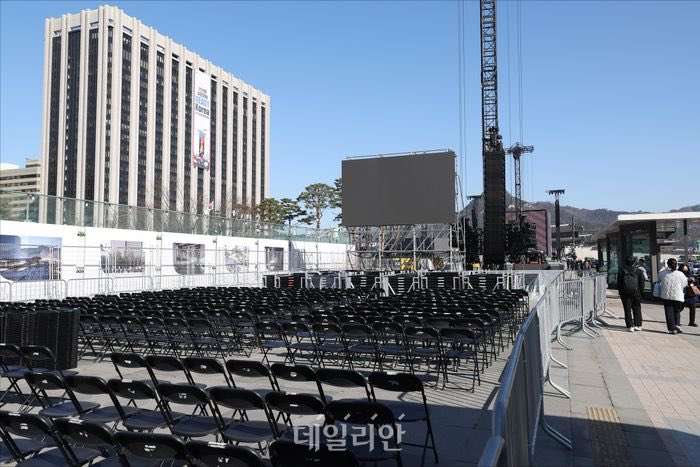 [INFO] #BTS x Gwanghwamun Square Stage!
#BTSLiveonNetflix