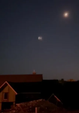 Spectromachina's tweet photo. @lookner Nothing to be worried about these are just UFO's monitoring the situation, they always show up during times of crisis/major wars. It was also seen in Texas. https://t.co/suqYAp7FXs