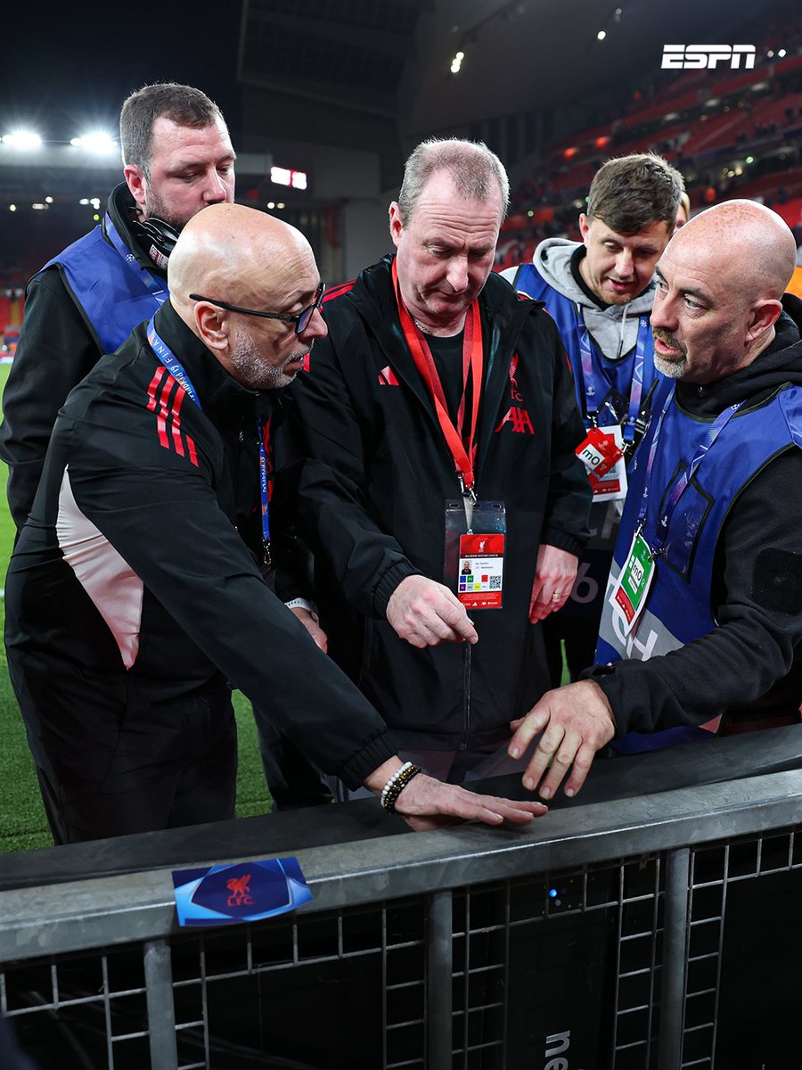 Bakın bakın güzel bakın! <a href="/UEFAcom/">UEFA.com</a>
Ali Sami Yen'de olsaydı nasıl bakardınız? İşte tam da öyle bakın!
Neuchatel'de bakmıştı abileriniz! Tam da öyle bakın!
Maçtan önce bakmak aklınıza gelmedi değil mi? 
Futbolcu sağlığı; insan sağlığı diyorsunuz ya! Göreceğiz bakalım ne ceza alacak