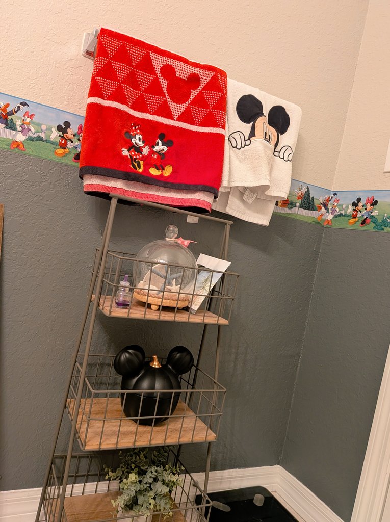 Dis bathroom at our Airbnb is so coot... 🥺❤️