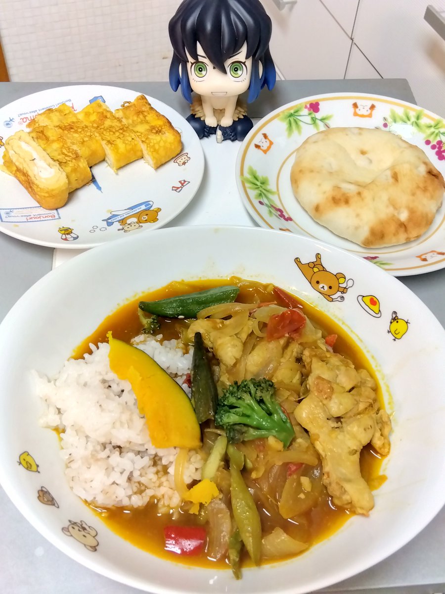 #夜ごはん は #スープカレー 、焼野菜のトッピング🍴
サイドメニューはフォカッチャと玉子焼き😊

#カレー　＃晩ごはん　#料理　#おそ由松