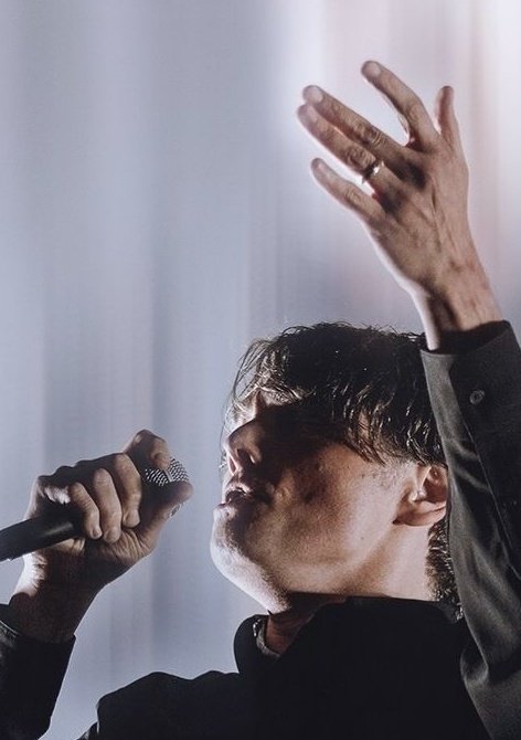 gerard hands daily 🖐🏼✨️ tweet media