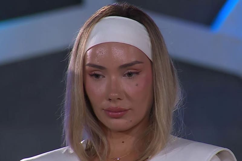AleStubing's tweet photo. Denle amor a esta chana qlia en Insta....me tiene bloqueado. Mis universo quire la rancia.
 🤣🤣🤣#MundosOpuestos13 https://t.co/53xJCuKlbB
