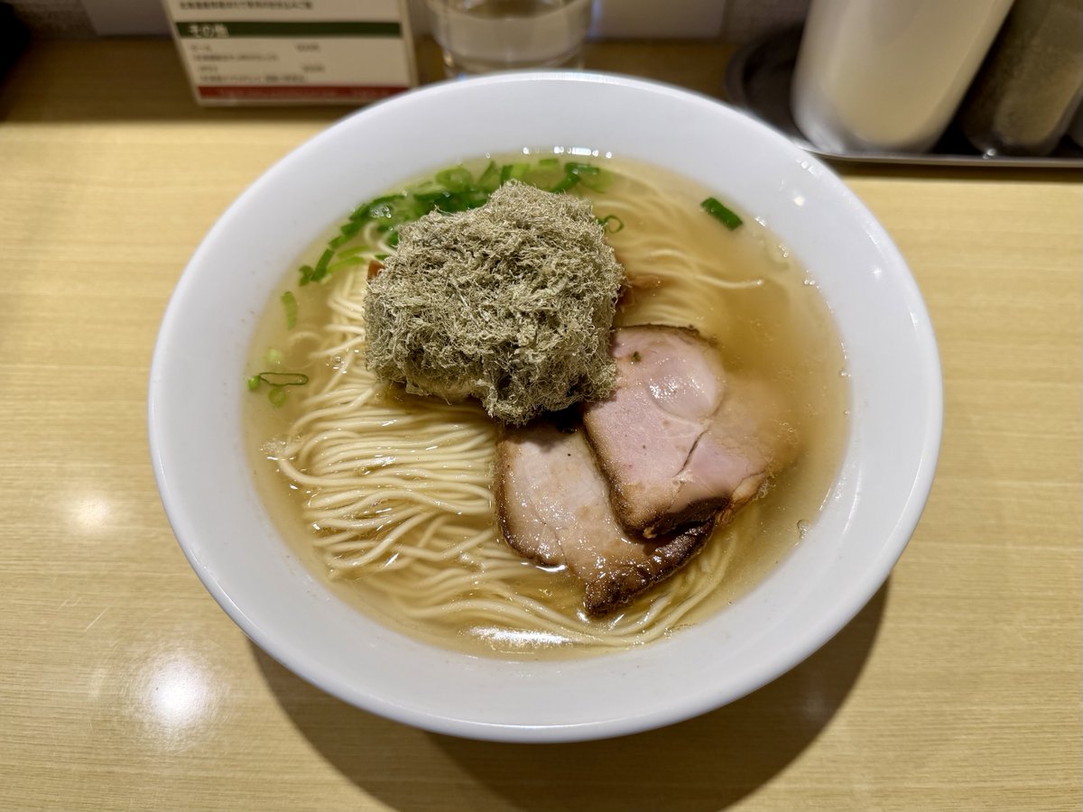 ラーメン がごめ昆布トッピング。函館に行ってしまう前に。店内に土方歳三のポスターが貼ってある。 (@ 函館塩ラーメン 五稜郭 in 杉並区, 東京都) app.foursquare.com/share/checkin/…