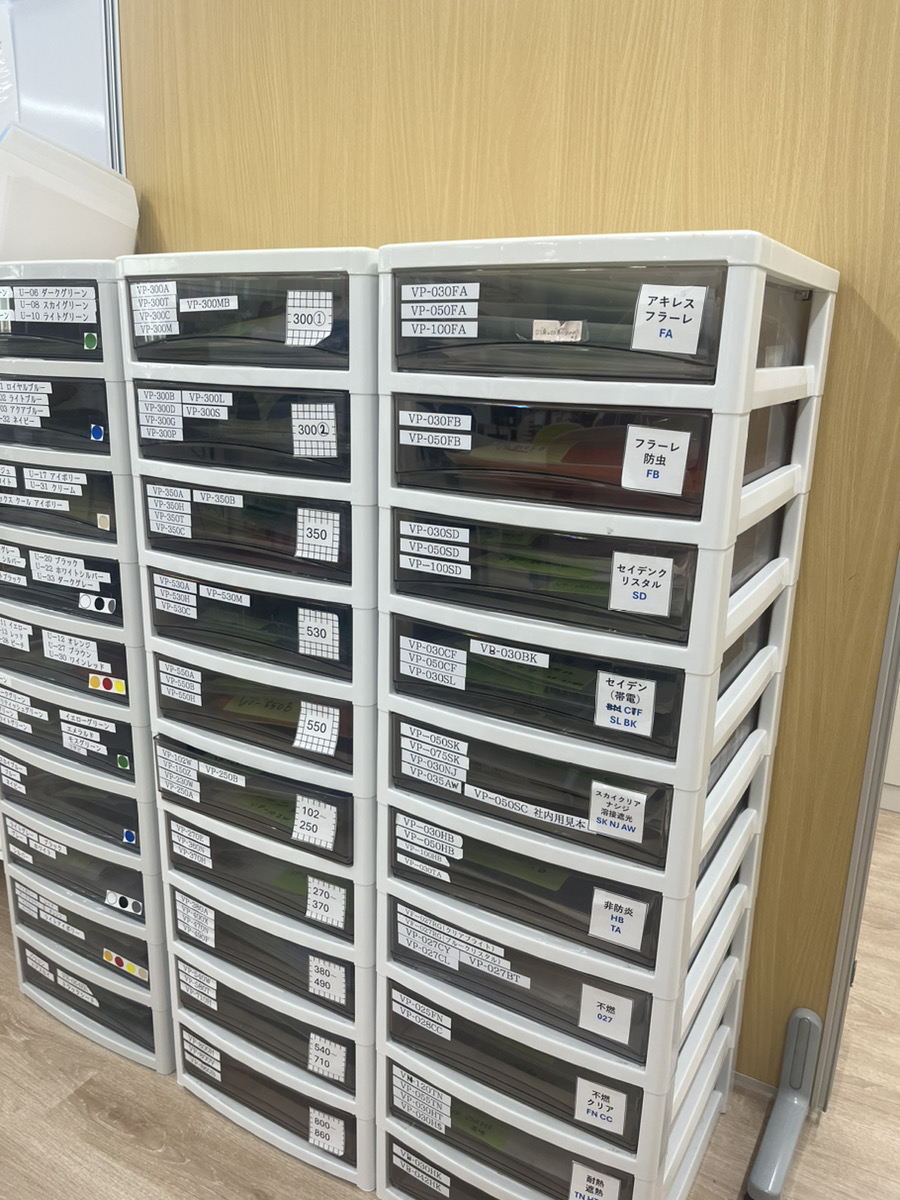 vinyprocom's tweet photo. おはビニ！☀
実はビニプロのサンプルは一部、名古屋事務所から出荷しています📦
棚でしっかり整理して、できるだけ早くお客様のもとへ届くよう準備中！
種類が多く覚えるのは大変ですが、毎日コツコツ頑張っています💪
#企業公式相互フォロー祭り
#企業公式つぶやき部 https://t.co/AHrABRWdj4