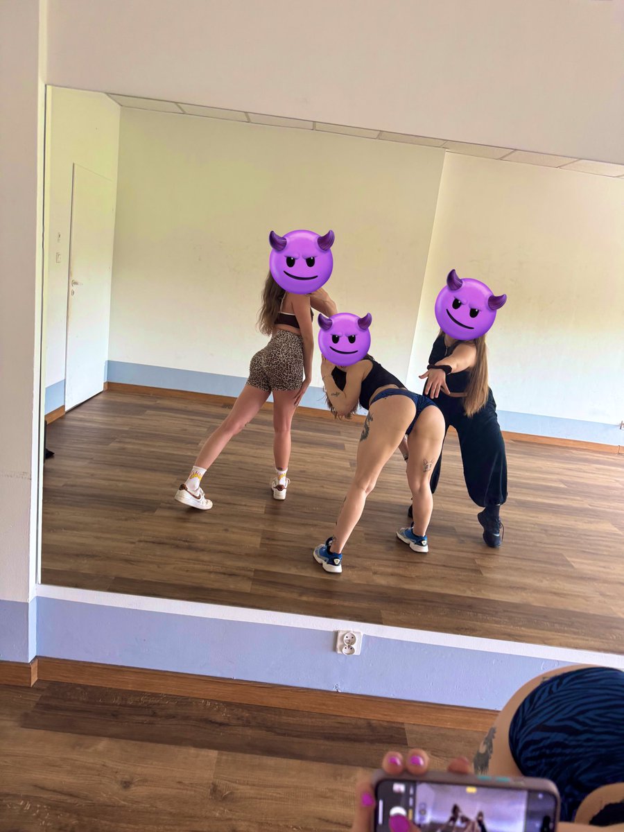 div_altesse's tweet photo. Göttliche Domina 👑 und ihre Freundinnen

Suchen eine/n KANDIDATIN/KANDIDATEN für einen Live-Sklaven/eine Live-Sklavin

Die uns Tickets für eine Sexmesse kauft 😈

Und uns begleitet, unsere Taschen trägt und uns Getränke ausgibt.

‼️So sexy live habt ihr Dominas noch nie gesehen https://t.co/T53EIexGED