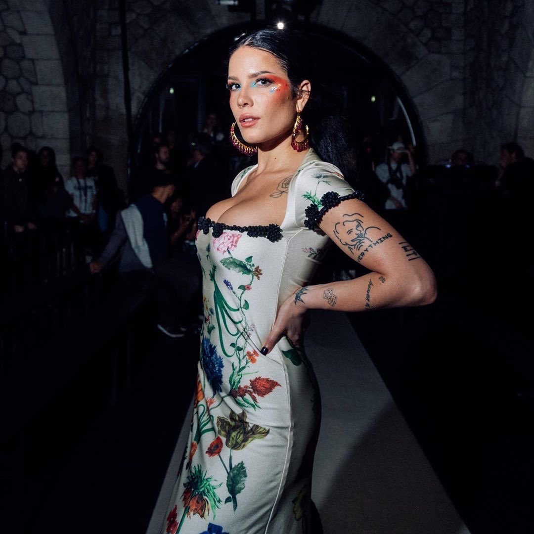 3am_darling's tweet photo. Halsey’s stylist during her Manic era deserves a raise bc the branding was next level! everything she was wore was ART!!!!! https://t.co/K9rvG9kscn