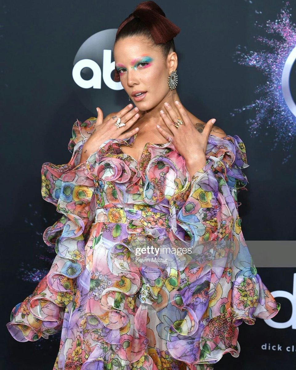 3am_darling's tweet photo. Halsey’s stylist during her Manic era deserves a raise bc the branding was next level! everything she was wore was ART!!!!! https://t.co/K9rvG9kscn