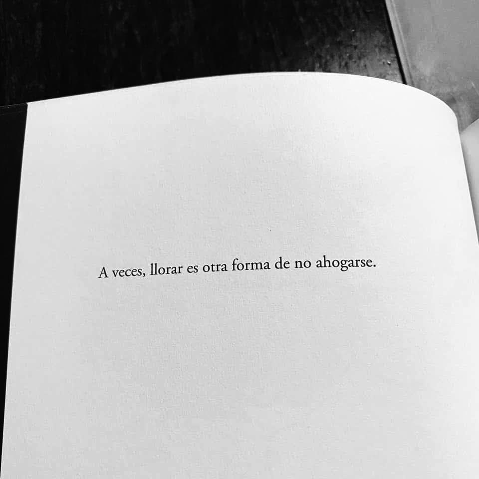 Cementedelibros's tweet photo. Es la única forma 🥺
“A veces, llorar es otra forma de no ahogarse.”
Autor: @elvirasastre 
Libro: Aquella orilla nuestra
#cementeriodelibros https://t.co/8OpPsK6apg