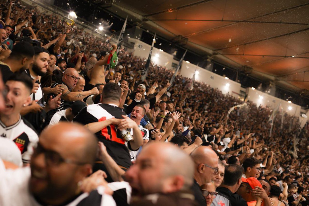 COM VOCÊS E POR VOCÊS! ⚔️

A SINTONIA COM A ARQUIBANCADA VIROU O JOGO! ⚔️🏟️

📸: Dikran Sahagian | #VascoDaGama