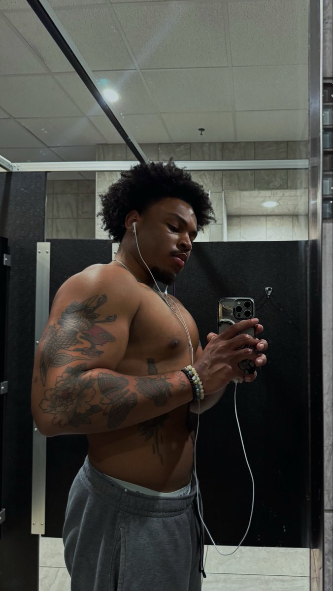 makari👽 tweet media