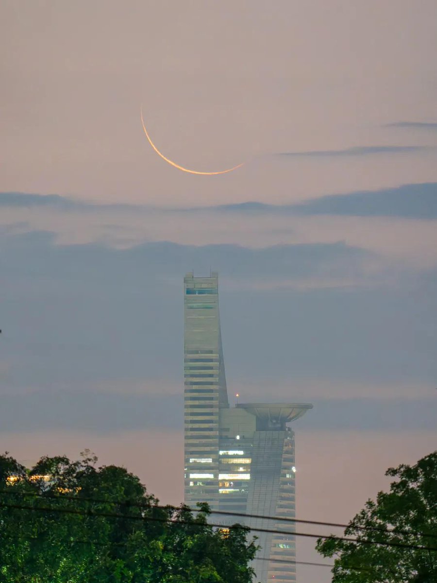 dahfollowbelum's tweet photo. Goodbye ramadan moon 🥹
May Allah bring us all to next ramadan. Allahumma Baarik!

MasyaAllah so beautiful! Video dia lagi lawa korang boleh tengok dekat twit bawah ni

Kredit 📸 :rj.rongjie https://t.co/UgO40giMJK