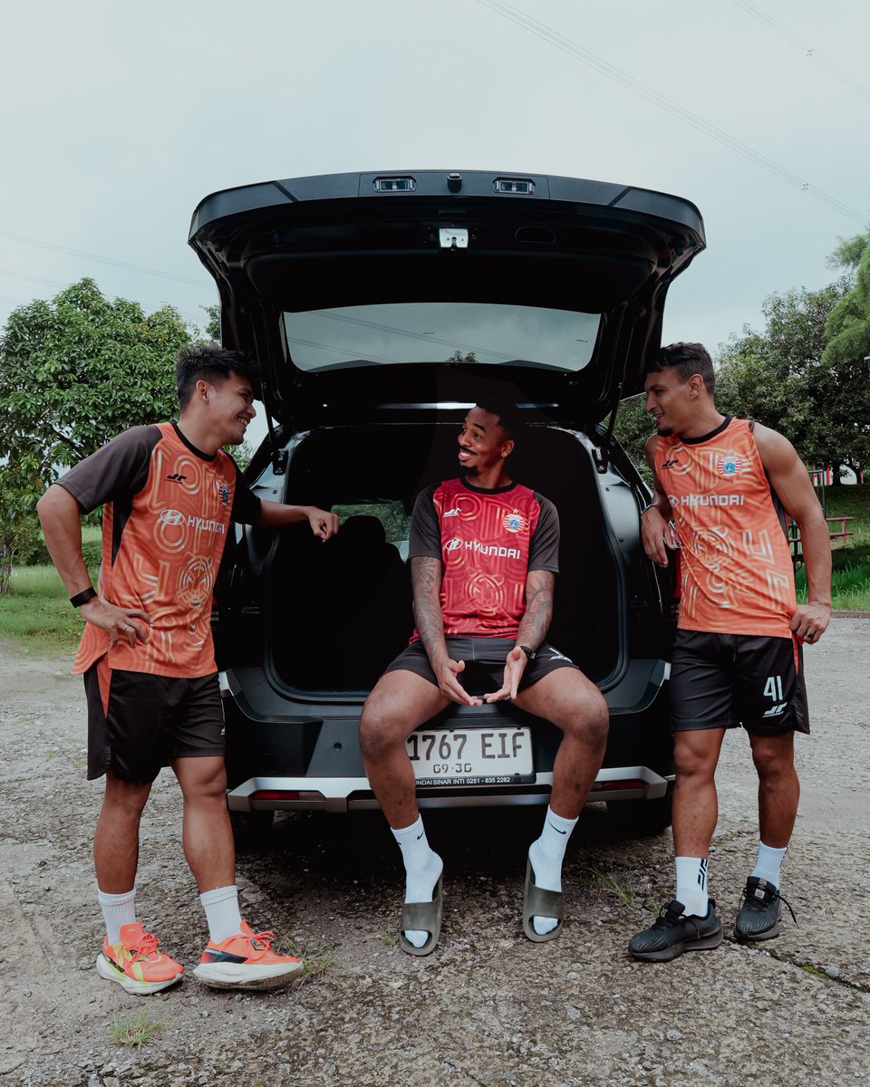 Persija_Jkt's tweet photo. Ini dia potret para pemain penting yang bikin kita semangat tiap hari!
#Hyundai #HyundaiIndonesia #STARGAZER #Cartenz https://t.co/IndDH0beov