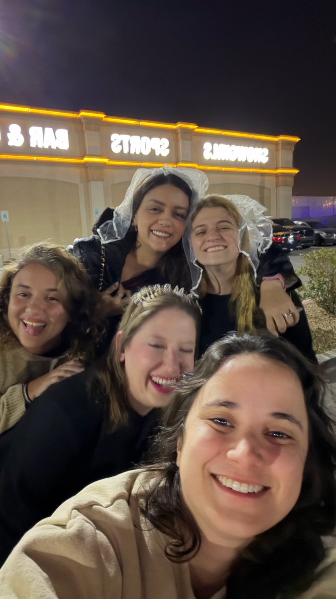 wtf_carol's tweet photo. Achei essa relíquia de vegas na noite antes do meu casamento e pós put**** como pode esse dia ter existidoooo (ainda bem https://t.co/EDwENLGG81