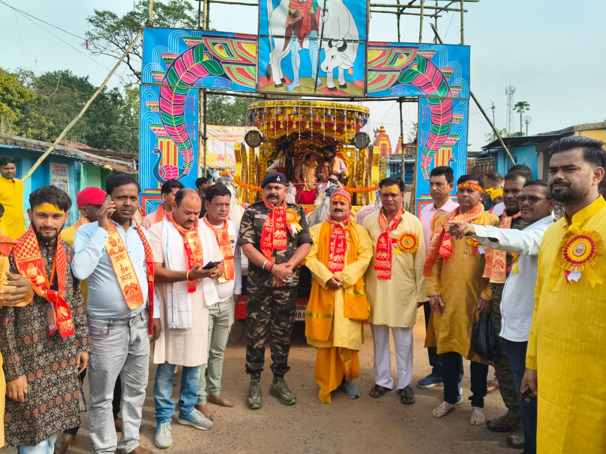 prabhatkhabar's tweet photo. गिद्दी: कलश यात्रा के साथ रैलीगढ़ा शिव मंदिर परिसर में नौ दिवसीय महायज्ञ शुरू. सैकड़ों महिलाओं की भागीदारी, दामोदर नदी तट से जल लेकर वैदिक मंत्रोच्चार के बीच हुआ शुभारंभ.
#Giddi #Jharkhand #ReligiousEvent #KalashYatra #JharkhandNews #PrabhatKhabar https://t.co/CxLscJ2Bf5