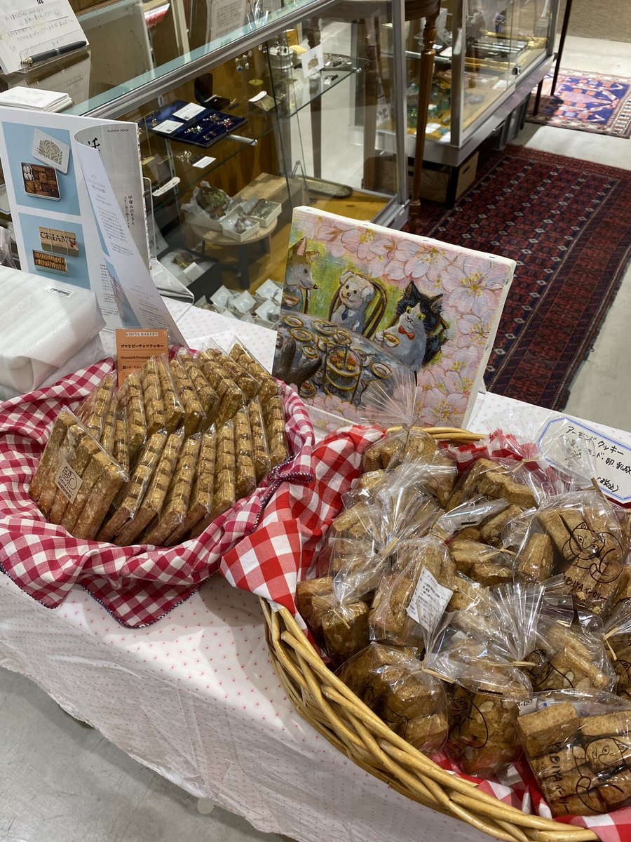 yayahiromioka's tweet photo. 岡﨑百貨店、美味しいクッキー缶沢山ご用意してます!!teteria紅茶も🫖ございます。ぜひお立ち寄りください。
#岡﨑百貨店
#スト横
#キビヤベカリー
#ルリュイソー
#teteria https://t.co/yMcggJl4bQ