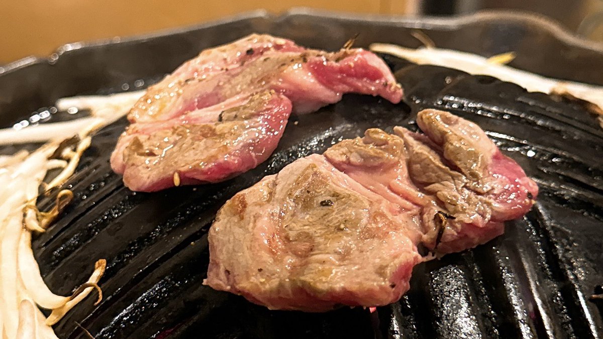 ore_meshi29's tweet photo. ジンギスカン好きへ、新橋の『肉汁屋』が推せる。何食べても旨いけどラムチョップや生ラムが絶品で、もやしは無料食べ放題。タレが妙に美味しくて白米ともやし泥棒すぎる… https://t.co/jVtl381M8B