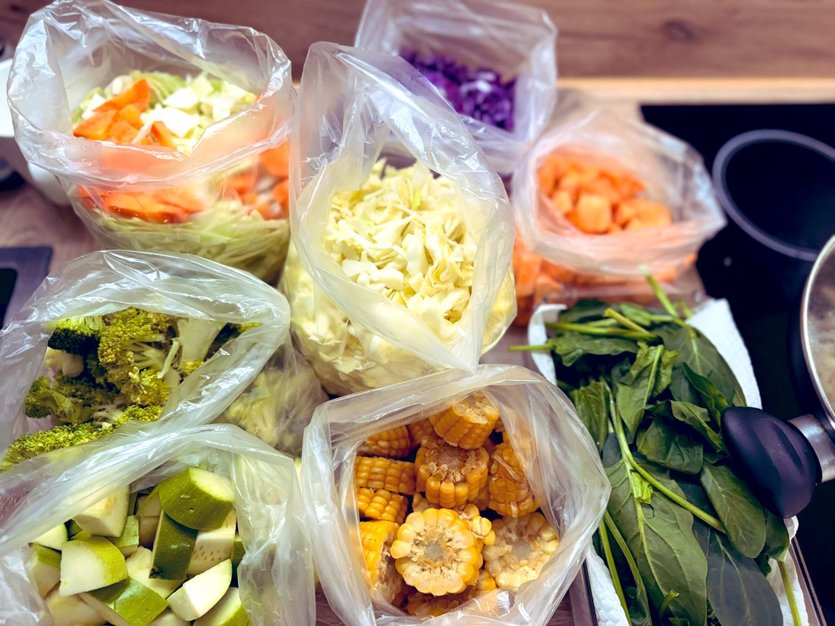 Naska_shdee's tweet image. Фитнесийн хоолныхоо ногоог хирчээд, хөлдөөгөөд бэлдчлээ. Ногоо мах бэлэн байхад хоол, салад хийгээд аваад гарахад амар болчдог. 

#bodydetox #mylifestyle