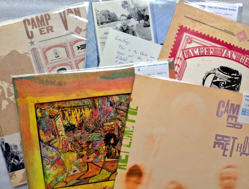 oyoyo_president's tweet image. 本日の営業スタートしております。
更にNewWave(的なモノ)月間は続く、ってコトで今朝の新着レコードは80s後半USインディものなど諸々。同じギターバンドでもUKとはチト違う、60s直結サイケ感とかがイイですね。
夜は9時までお待ちしておりますー　#GreenOnRed #AmericanMusicClub #CVB #to #湯島