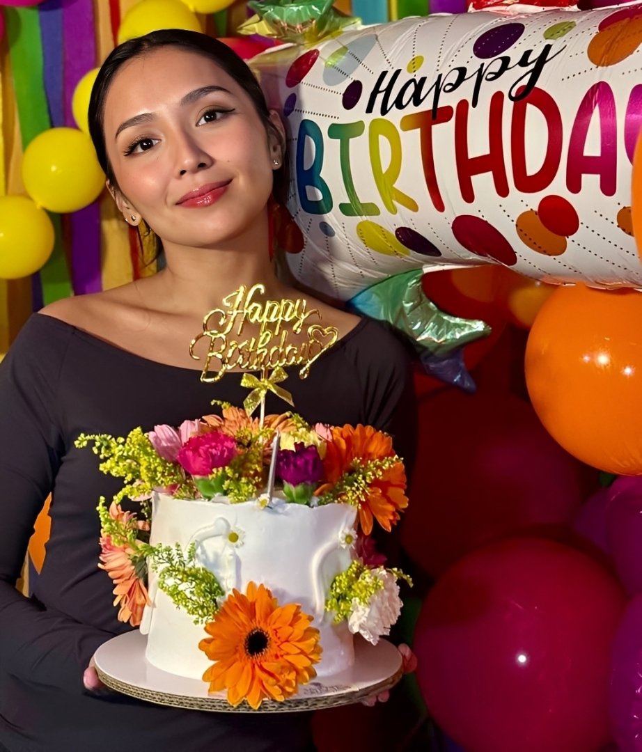 notyourelena's tweet photo. Talaga ba? Soon to be trentahin na itong babae na ’to? 🥰 Yung face card, pang 16 years old pa rin, walang kupas, walang ka-effort-effort, natural lang.

Age is just a number talaga when you have that kind of beauty, discipline, and self-love. 💖 Love you katreeeng 🫶 https://t.co/1bIC2M1azy